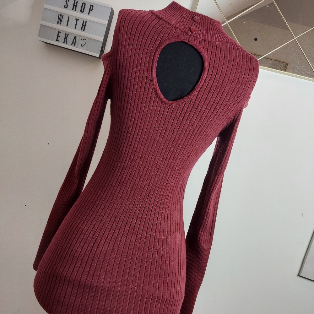 Burgundy sweater with cut out shoulder - Picture 5 of 10